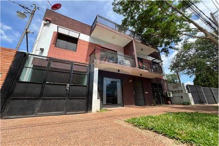 Casa de 4 Habitaciones + salón comercial y Depto en Ycua Satí 