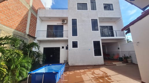 CASA EN VENTA EN EL 8VO ANILLO AV. 3 PASOS AL FRENTE 