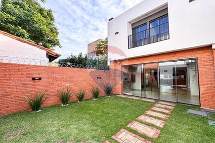 En venta casa pareada - zona Shopping Mariscal Lopez.