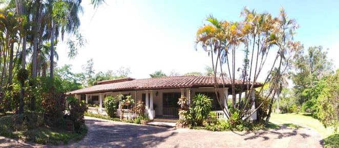 Amplia residencia colonial en terreno de 25.434 m² | Areguá