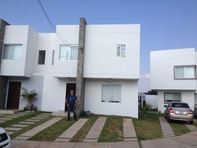 EXTRANJERA VENDE POR VIAJE CASA en Condominio Privado