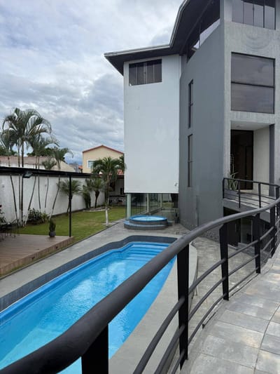 ESPECTACULAR CASA CON PISCINA EN ALQUILER EN URUBO