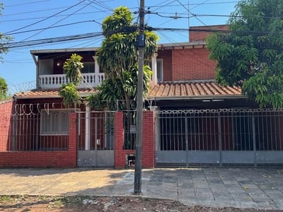 Amplia Casa en Venta en Lambaré
