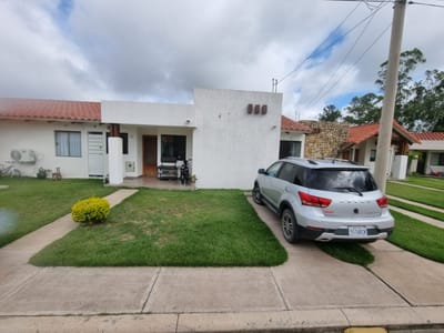 CASA EN VENTA ZONA NORTE, COND. LA FONTANA RIVIERA 1