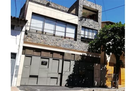 VENDO LUJOSA RESIDENCIA EXC. UBICACIÓN EN ASUNCIÓN