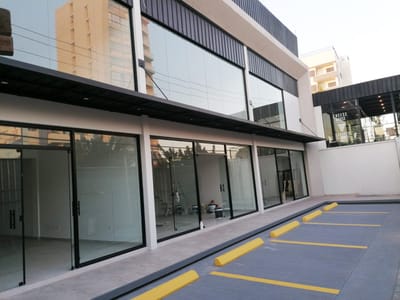LOCALES COMERCIALES EN ALQUILER SOBRE AVENIDA PARAGUA