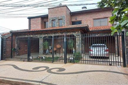 Residencia de 2 plantas en Barrio Mburucuya