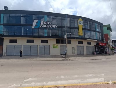Local Comercial en Esquina Zona Oeste Radial 17 1/2
