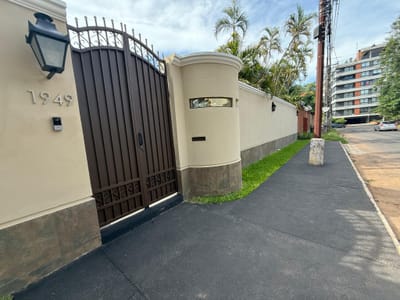 Alquilo Imponente residencia en Ykua Sati, a minutos de Paseo La Galería 