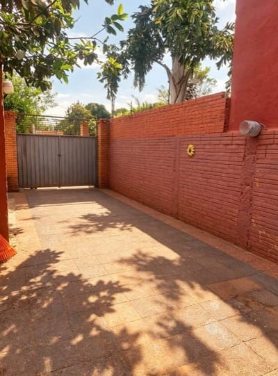 CASA EN VENTA – LUQUE, BARRIO MAKA'Í