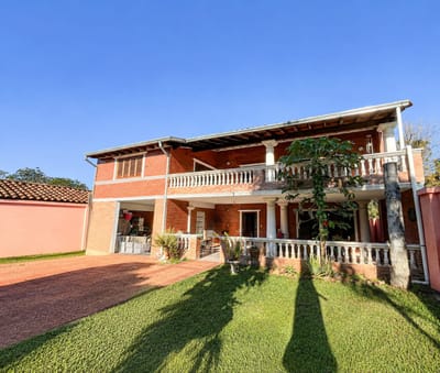  Propiedad con encanto y gran potencial en el corazón de Areguaá!