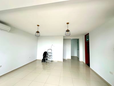 ALQUILER DE ACOGEDOR DEPARTAMENTO EN 2DO PISO - URBANIZACION LOURDES - PIURA