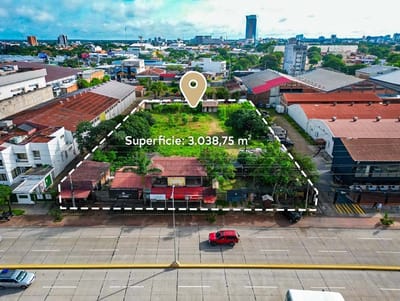 En Venta! Estratégico terreno con tiendas comerciales sobre 3er anillo 