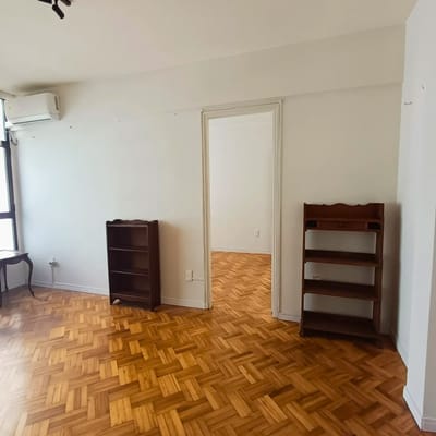 3677 | LUMINOSO APARTAMENTO DE 1 DORM  AL FRENTE EN PISO ALTO – CENTRO