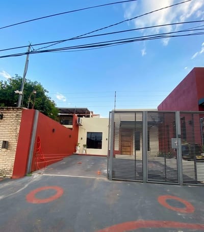 VENDO CASA S/AV MÉDICOS DEL CHACO LAMBARÉ CON SALÓN INDEPENDIENTE