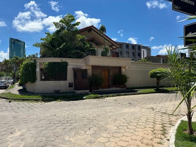 CASA EN VENTA DE 4 DORMITORIOS EN BARRIO EQUIPETROL