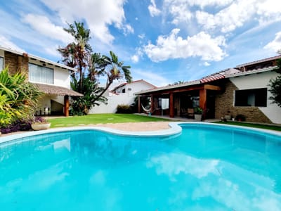 AMPLIA Y LUJOSA CASA EN VENTA EN ZONA AV. LOS CUSIS