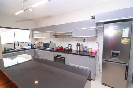 CASA DE 4 DORMITORIOS EN VENTA ZONA SUR 5TO ANILLO