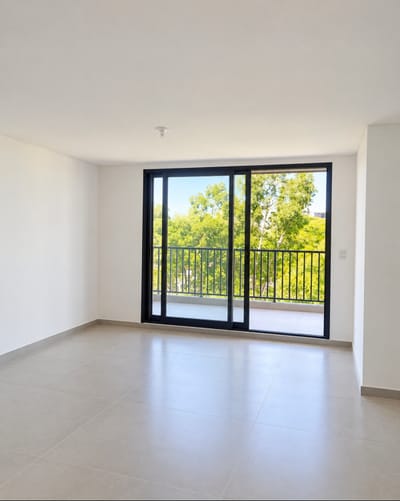 AMPLIO MONOAMBIENTE EN VENTA EN BARRIO MBURUCUYÁ, EDIFICIO MOLAS DESIGN