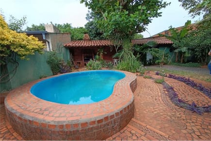 LAMBARÉ! RESIDENCIA EN AMPLIO TERRENO CON PISCINA