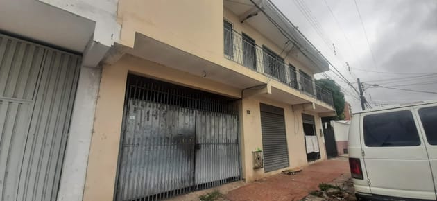 Casa Comercial con 14 habitaciones