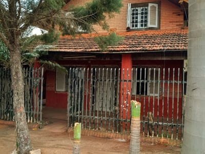 VENDO CASA PARA HABITAR O DEMOLER, FERNANDO DE LA MORA!