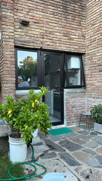 casa 2 plantas. 3 dormitorios, 2 baños. cocina.living , jardin con parrillero