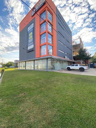 ALQUILER DE SHOWROOM  290 m² Excelente visibilidad y zona de Condominios Premium