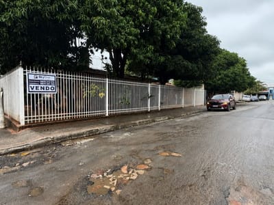 VENDO CASA A REFACCIONAR O DEMOLER EN ESQUINA EN BARRIO SALVADOR DEL MUNDO 