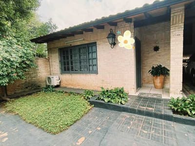 Vendo casa con hermoso jardín en el barrio Mcal. Estigarribia 