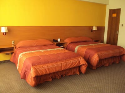 Habitación amoblada con baño privado y garaje alquiler por día, semana o mes 