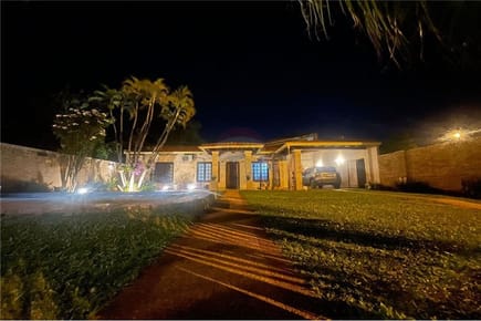 VENDO CASA CON TERRENO COLINDANTE EN FERNANDO SOBRE LEOPARDI