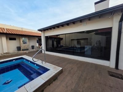 VENDO IMPONENTE CASA DE 5 DORMITORIOS EN EL CENTRO DE CONCEPCIÓN