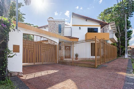 En Venta Hermosa Casa - Barrio Valle Yvate 