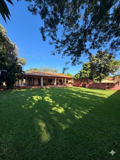 CASA AMPLIA EN LUQUE