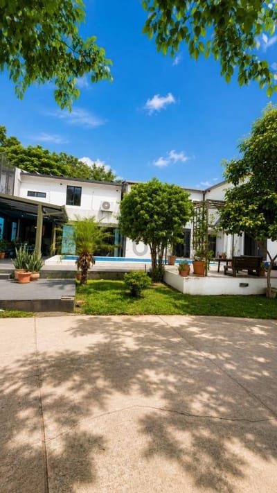 En venta casa con piscina en Luque sobre Jardín de Oro – Barrio América