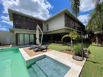 EN VENTA MBURUCUYA, RESIDENCIA DE 5 DORMITORIOS EN SUITE 