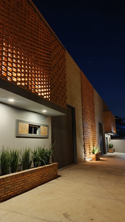 Amplio depòsito con oficinas - show room