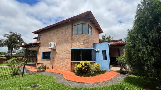 VENDO AMPLIA CASA EN LUQUE - LOMA MERLO