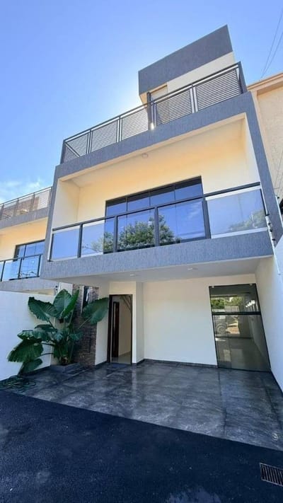 Dúplex de 3 dormitorios en Barrio Felicidad – Lambaré