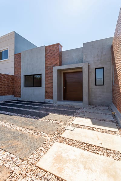 VENDO CASA A ESTRENAR C/ PISCINA EN LUQUE!!