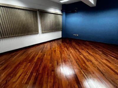 ALQUILO AMPLIA OFICINA SOBRE LA AV BOGGIANI