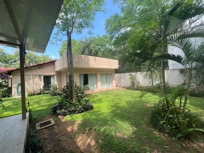 En venta amplia casa con piscina en – San Bernardino (zona Lago)