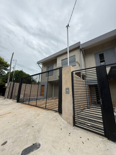 EN VENTA DUPLEX PROXIMO A ENTREGARSE EN LAMBARÉ  