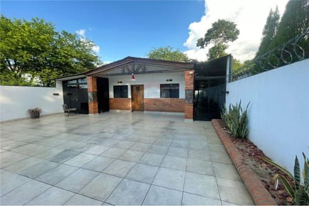 VENDO CASA CON PISCINA EN LUQUE