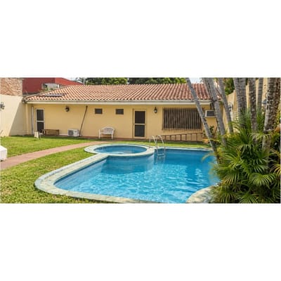 Casa En Venta Con Piscina, Quincho Y Casa De Servicio