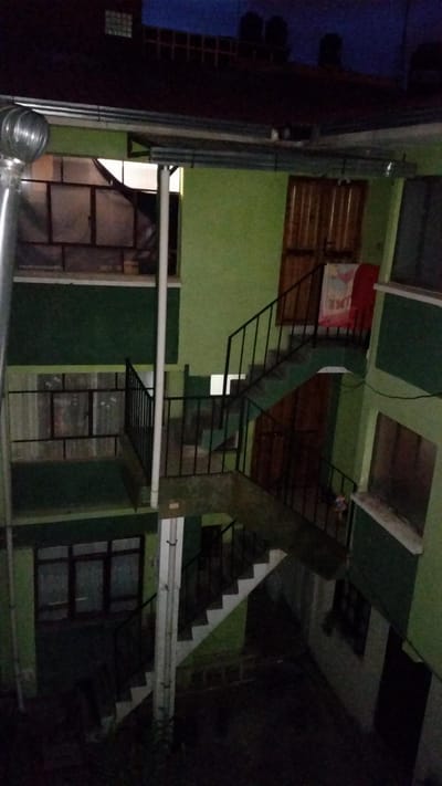 Departamento en tercer piso interior Cuenta con servicios Básicos 