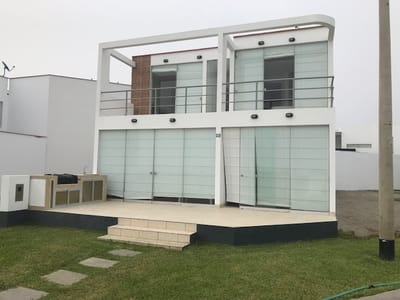 CASA DE PLAYA EN CONDOMINIO MORAVIA 2 (km 89.9 de la Panamericana Sur).