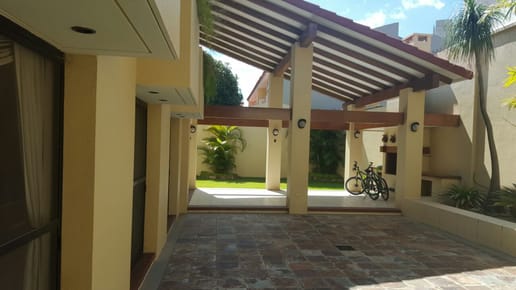 Casa de 2 plantas, terreno de 420 m2, construccion 360 m2 ubicado en Equipetrol.