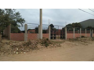Terreno embardado de 625m2 con 2 habitaciones para negocio